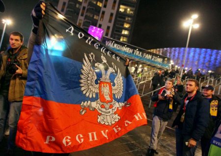 Фотофакт: На матч в Стокгольме россияне пришли с флагом «ДНР» и напали на украинцев