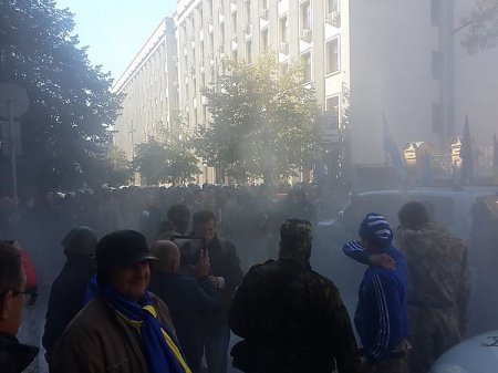 Одесские «автомайдановцы» жгли шины у дома Порошенко, требуя прекратить преследование избивавших Шуфрича