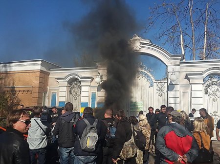 Одесские «автомайдановцы» жгли шины у дома Порошенко, требуя прекратить преследование избивавших Шуфрича