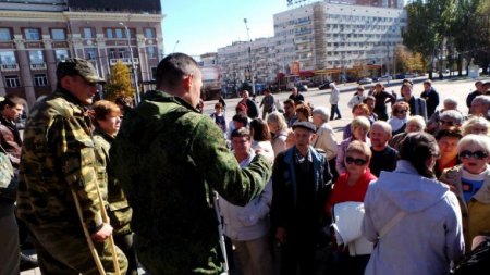 В Донецке около 100 человек митинговали против "выборов ДНР"