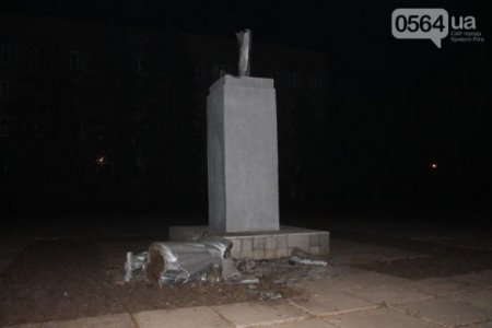 В Кривом Роге неизвестные повалили еще один памятник Ленину