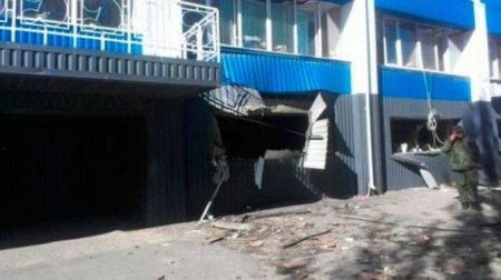 В Донецке снаряд попал в «Динамо». Фото последствий