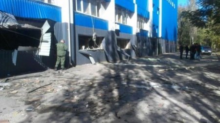 В Донецке снаряд попал в «Динамо». Фото последствий