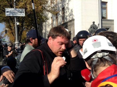 Во время митинга под ВР пострадал журналист