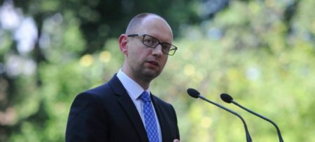 Яценюк: Украина может ввести визовый режим с Россией