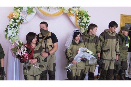 Свадьба в “ДНР”: камуфляж с фатой и БРДМ