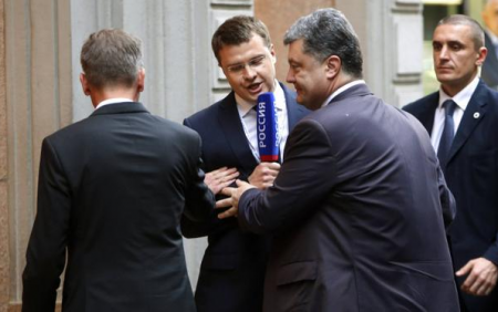 Порошенко проигнорировал и оттолкнул наглого российского журналистаа