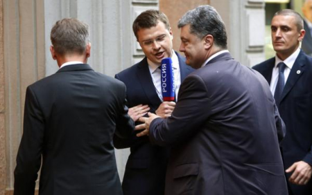 Порошенко проигнорировал и оттолкнул наглого российского журналистаа Порошенко проигнорировал и оттолкнул наглого российского журналистаа