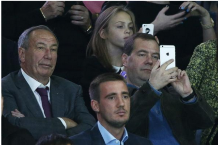 Медведев «засветился» с новым iPhone 6 (Фото)