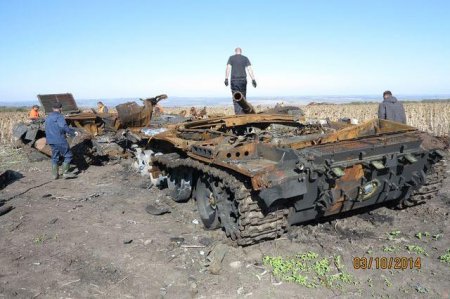 Места боев в Донбассе: останки солдат, сгоревшие БТРы и танки (Фото)