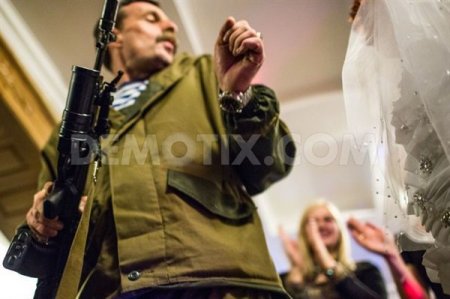 Как террорист Бес развлекается на свадьбах в Горловке (Фото)