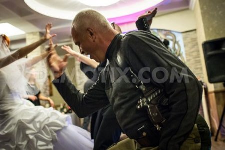 Как террорист Бес развлекается на свадьбах в Горловке (Фото)