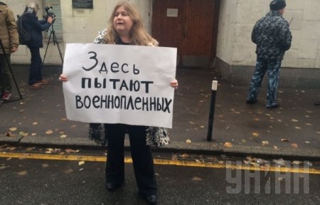 Москвичи вышли на одиночные пикеты в поддержку Савченко (Фоторепортаж) Москвичи вышли на одиночные пикеты в поддержку Савченко (Фоторепортаж)