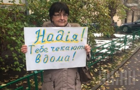 Москвичи вышли на одиночные пикеты в поддержку Савченко (Фоторепортаж)