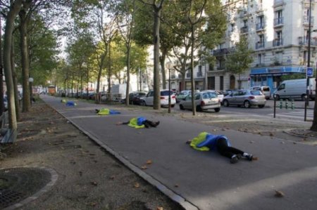 Художники из России, Украины и Франции  легли на улицах Парижа