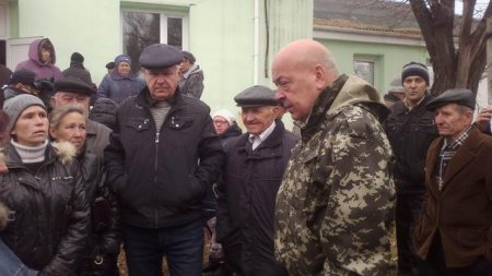 Губернатор Луганской области привез пенсии жителям Крымского