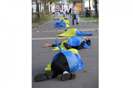 В Париже прошел флеш-моб в память о погибших украинцах в зоне АТО