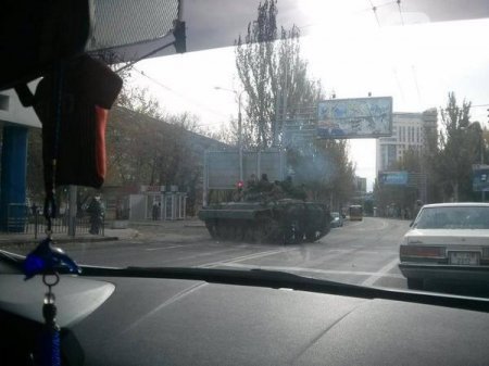 В Донецке перекрыли дорогу на аэропорт а людей отправили в бомбоубежище
