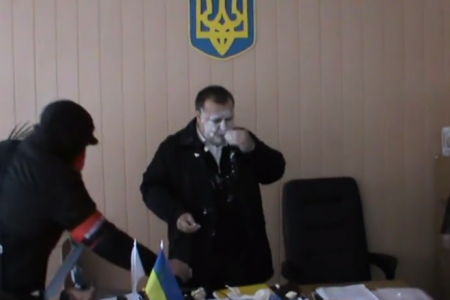 "Правый сектор" накормил начальника управления образования Мелитопольского горсовета маргарином.Видео "Правый сектор" накормил начальника управления образования Мелитопольского горсовета маргарином.Видео