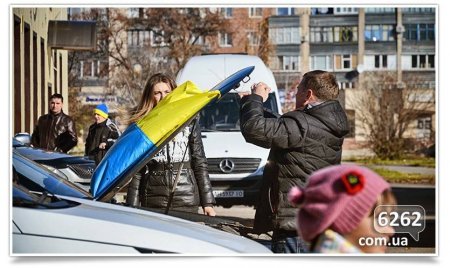 В Славянске в ради выборов перенесли автопробег. Фото В Славянске в ради выборов перенесли автопробег. Фото