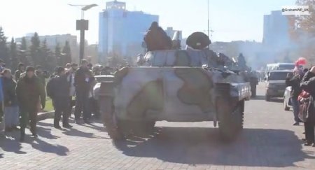 Сегодня в Донецке боевики "ДНР" провели парад с концертом. Видео