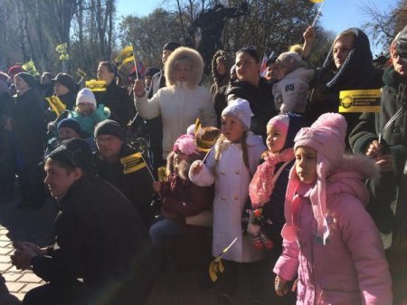 Сегодня в Донецке боевики "ДНР" провели парад с концертом. Видео