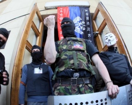 Боевики "ДНР" обстреливают избирателей Боевики "ДНР" обстреливают избирателей
