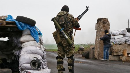 На разрушенном блокпосту много мух, ведь там долго были трупы боевиков. Видео