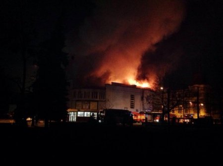 В Киеве горит кинотеатр "Жовтень"