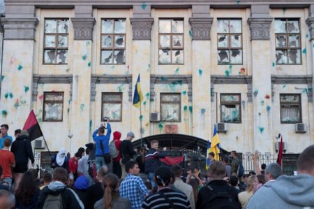 Москва открыла уголовное дело за нападение на посольство России в Киеве