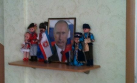 В детских садах Крыма, стоят портреты Путина