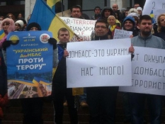 В восьми городах Украины переселенцы из Донбасса синхронно вышли с акцией "Донбасс против террора"