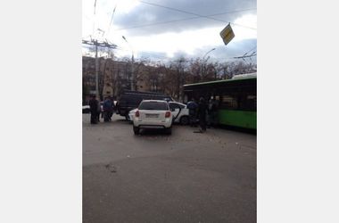 В Харькове столкнулись три авто и троллейбус