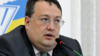 МВД расследует 415 дел о нарушениях на выборах - Геращенко