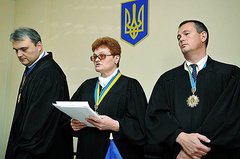 Порошенко приказал перенести суды из Донецка и Луганска в другие города