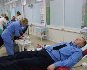 Львовские гаишники сдали кровь для раненых бойцов и пострадавших в авариях