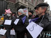 Под зданием НБУ "поиздевались" над украинской гривной. Фото Под зданием НБУ "поиздевались" над украинской гривной. Фото