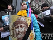 Под зданием НБУ "поиздевались" над украинской гривной. Фото Под зданием НБУ "поиздевались" над украинской гривной. Фото