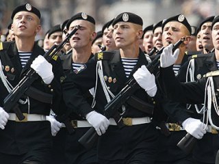 Морпехи впервые празднуют профессиональный праздник и обустраивают военный городок в Николаеве. Видео