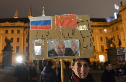 Студенты Чешского технического университета вышли на протест против политики Милоша Земана. Фото