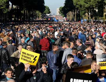 Жители Албании протестуют против реформ социалистического правительства страны