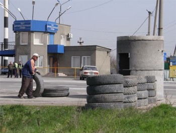 На подъездах к Мелитополю завершается обустройство блокпостов