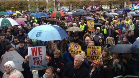 Десятки тысяч человек в Ирландии вышли на протест против платной воды из крана