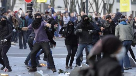 Акция в память о 21-летнем активисте Реми Фрезе во Франции переросла в погром. Фото. Видео Акция в память о 21-летнем активисте Реми Фрезе во Франции переросла в погром. Фото. Видео