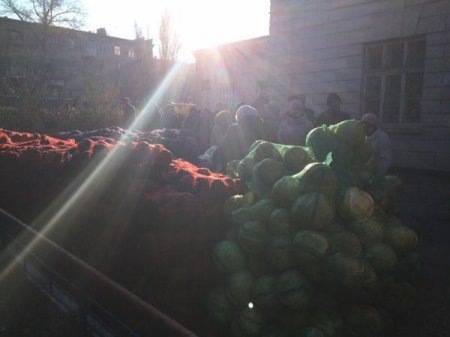 Выборы в ДНР: "Зайди и проголосуй, а потом получи мешок овощей рядом всего за 1 гривну" Выборы в ДНР: "Зайди и проголосуй, а потом получи мешок овощей рядом всего за 1 гривну"