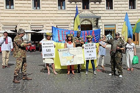 В Неаполе и Милане устроили флешмоб за мир в Украине