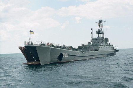 В Севастополе загорелся российский военный корабль
