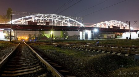 Железнодорожники украсили Горбатый мост ночной подсветкой (фото)