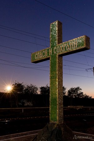 Железнодорожники украсили Горбатый мост ночной подсветкой (фото)