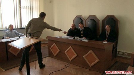 В Житомире люди пикетировали областной апелляционный суд, требуя справедливости